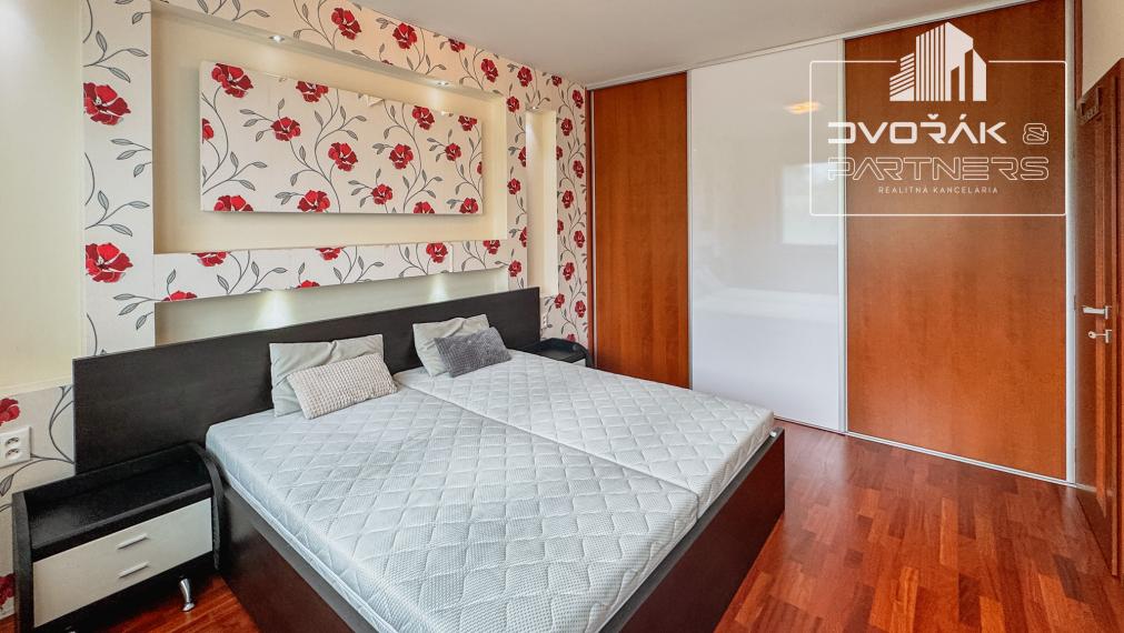 EXKLUZÍVNE!!! 3 izbový byt v centre mesta na Komenského ulici na predaj