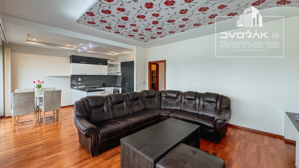 EXKLUZÍVNE!!! 3 izbový byt v centre mesta na Komenského ulici na predaj