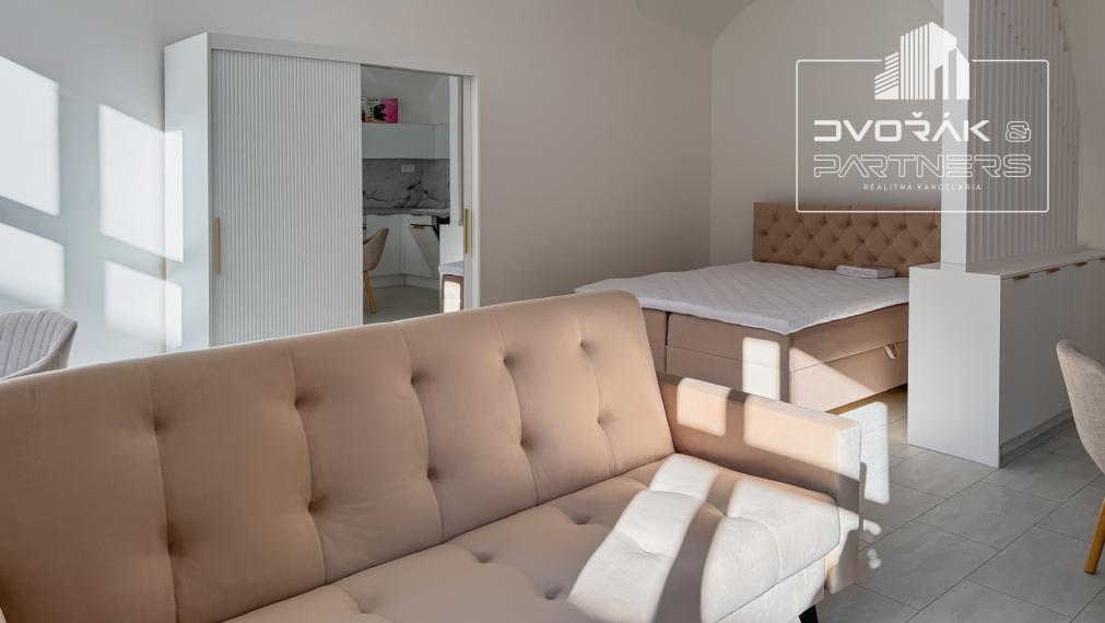 EXKLUZÍVNE!!! Veľký 1-izbový byt v priamom centre na prenájom