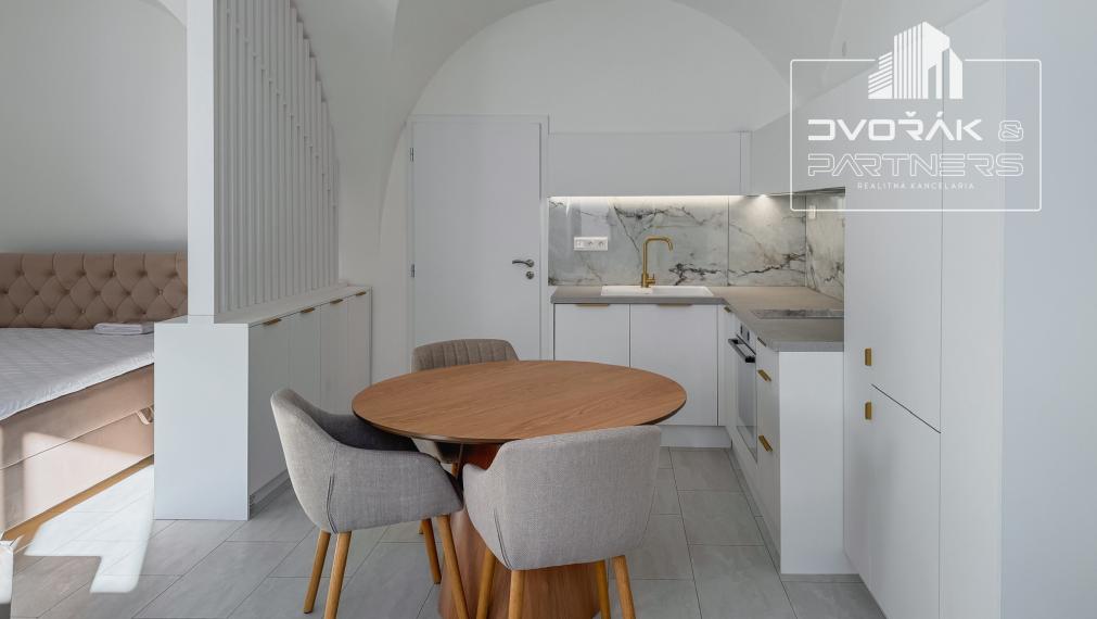 EXKLUZÍVNE!!! Veľký 1-izbový byt v priamom centre na prenájom