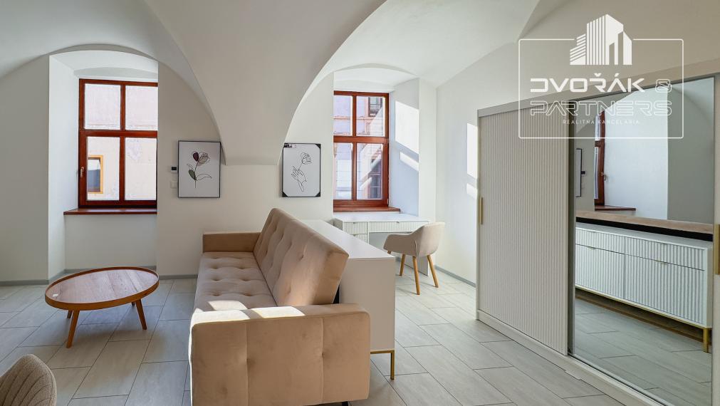 EXKLUZÍVNE!!! Veľký 1-izbový byt v priamom centre na prenájom