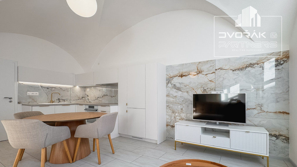 EXKLUZÍVNE!!! Veľký 1-izbový byt v priamom centre na prenájom