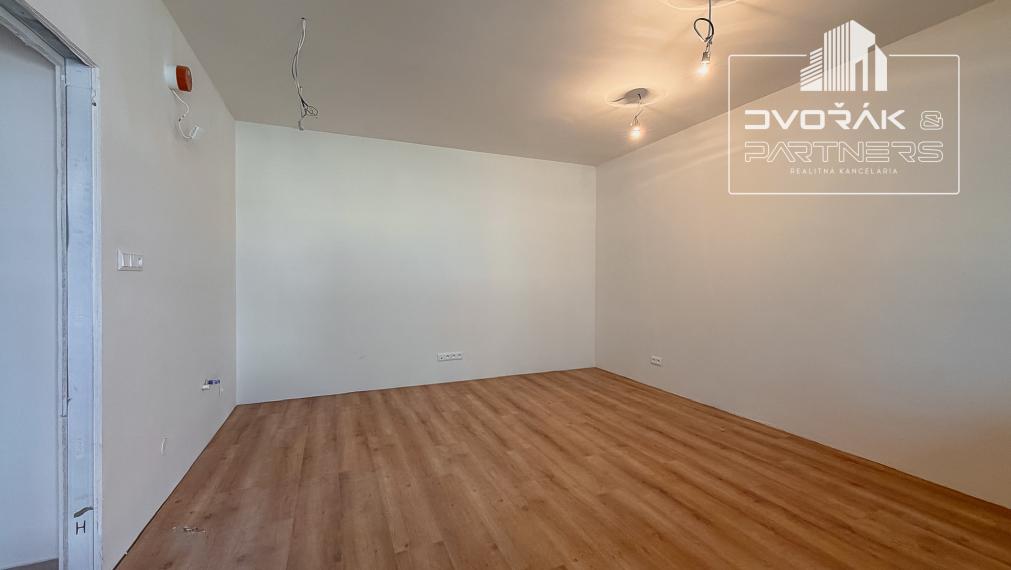 EXKLUZÍVNE!! Podkrovný 3-izbový byt v štandarde v centre Banskej Bystrice na predaj