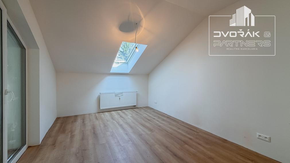 EXKLUZÍVNE!! Podkrovný 2-izbový byt v štandarde v centre Banskej Bystrice na predaj