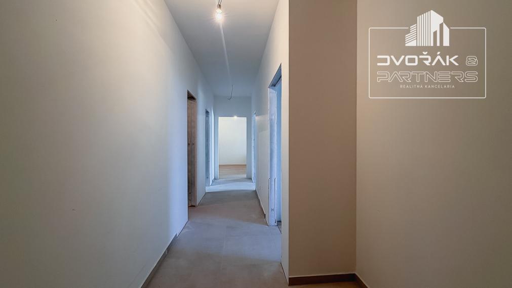 EXKLUZÍVNE!! Podkrovný 2-izbový byt v štandarde v centre Banskej Bystrice na predaj