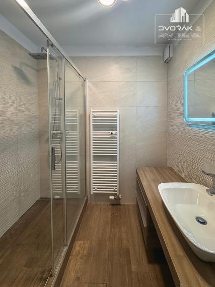 Moderný 2-izbový byt v novostavbe s parkovacím miestom v garáži na predaj