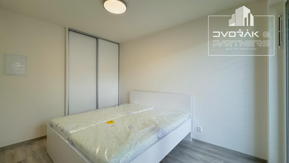 Moderný 2-izbový byt v novostavbe Viladom Hurbanova s parkovacím miestom v garáži na prenájom