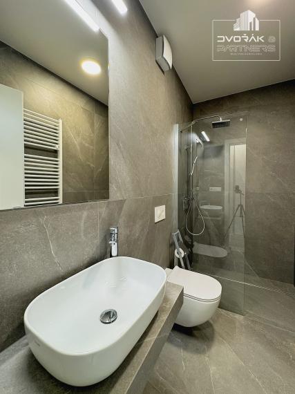 Moderný 2-izbový byt v novostavbe Viladom Hurbanova s parkovacím miestom v garáži na prenájom