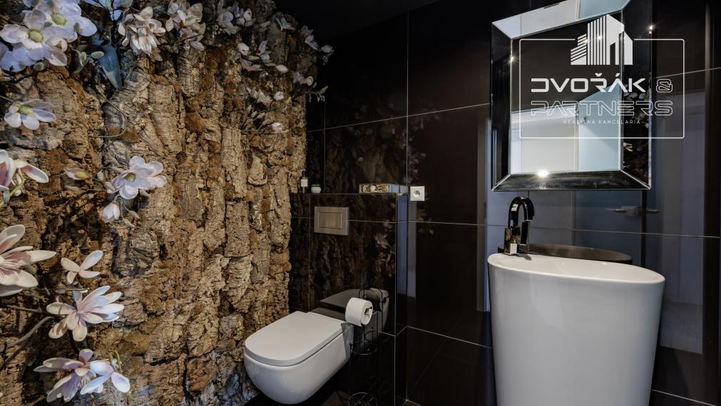 NA PREDAJ / Luxusný byt v centre mesta s parkovacím miestom v cene