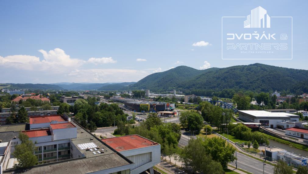 NA PREDAJ / Luxusný byt v centre mesta s parkovacím miestom v cene