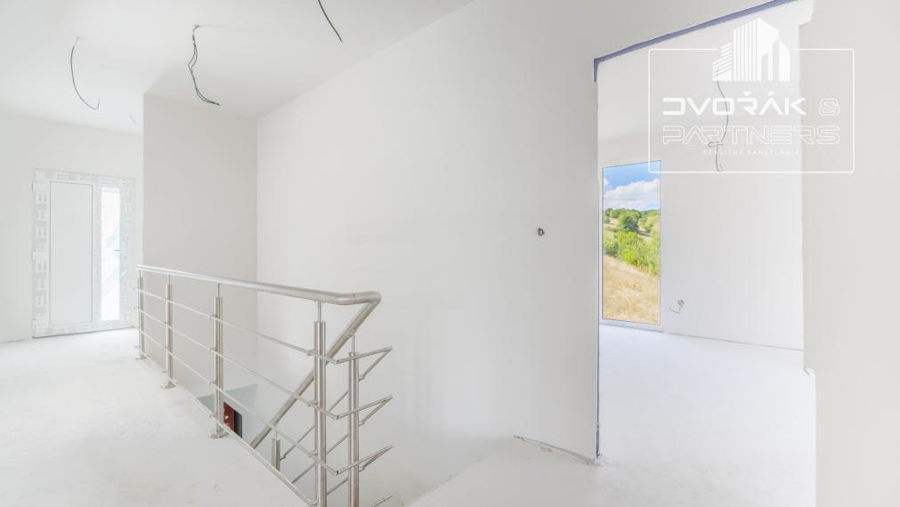 NA PREDAJ / Moderná novostavba rodinného domu 5 min. od Banskej Bystrice
