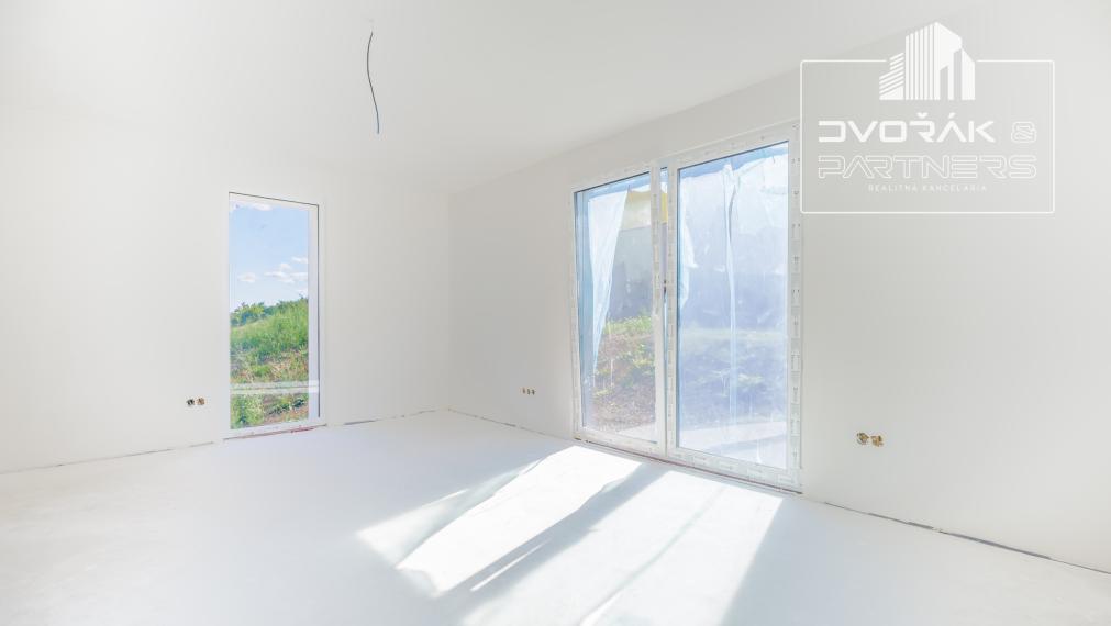 NA PREDAJ / Moderná novostavba rodinného domu 5 min. od Banskej Bystrice