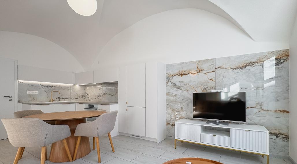 EXKLUZÍVNE!!! Veľký 1-izbový byt v priamom centre na prenájom