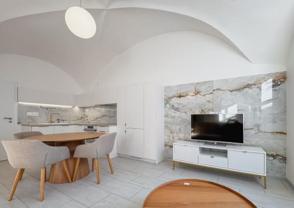 EXKLUZÍVNE!!! Veľký 1-izbový byt v priamom centre na prenájom