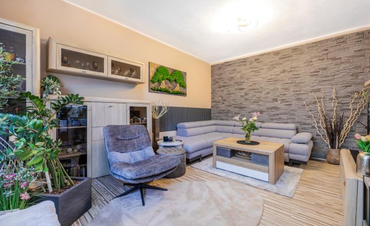 NA PREDAJ / Kompletne zariadený 2-izbový byt v širšom centre mesta