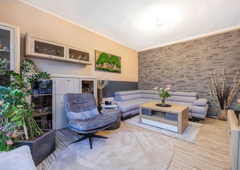 NA PREDAJ / Kompletne zariadený 2-izbový byt v širšom centre mesta